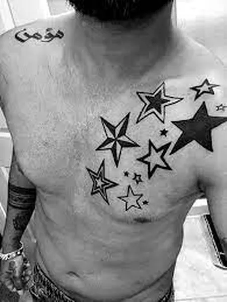tatuaje de estrella en el pecho