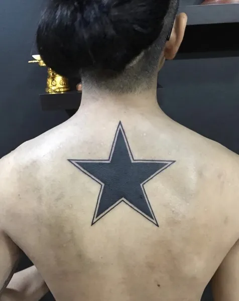 tatuaje de estrella en la espalda hombre