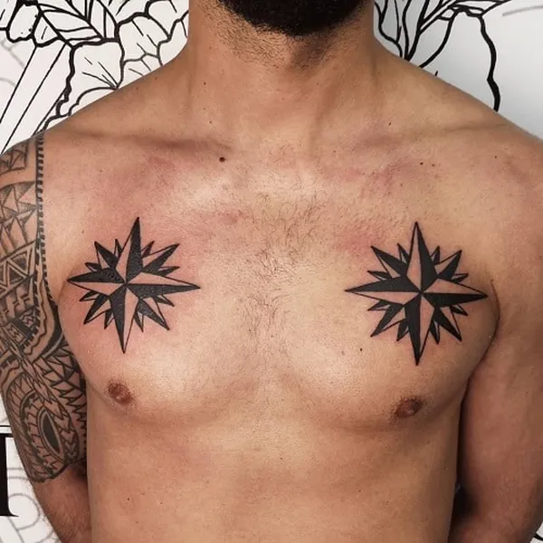 tatuaje de estrella rusa en el pecho hombre