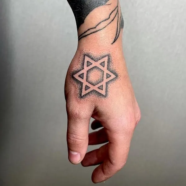 tatuaje de la Estrella de David en la mano hombre