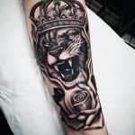 Tatuaje de león con corona brazo
