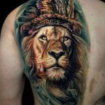 Tatuaje de león con corona de plumas