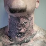 Tatuaje de león en el cuello de frente