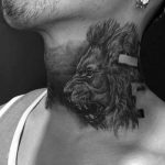 Tatuaje de león en el cuello hombre