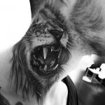 Tatuaje de león en el cuello para hombre