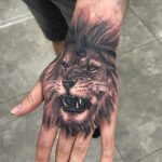 Tatuaje de león en la mano