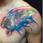 Tatuaje de león estilo acuarela en el pecho