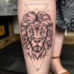 tatuaje de leon geometrico