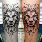 tatuaje de leon geometrico en el antebrazo