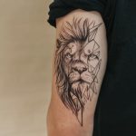 tatuaje de leon geometrico en el brazo