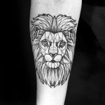 tatuaje de leon geometrico en el brazo hombre