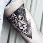 tatuaje de leon geometrico en el brazo