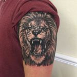 tatuaje de león rugiente de brazo hombre