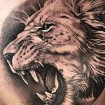tatuaje de león rugiente para pecho hombre