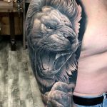 tatuaje de media manga de leon rugiendo