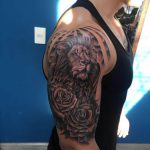 tatuaje de media manga de leon y rosa