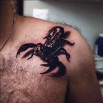 Tatuaje de clavícula de escorpion hombre