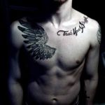Tatuaje de clavícula y pecho con alas para hombre