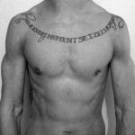 Tatuaje de frase en la clavícula hombre