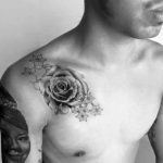 Tatuaje en la clavícula de flores hombre