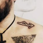 Tatuaje tribal de clavícula hombre