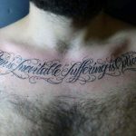 Tatuajes de clavícula con escritura chicana