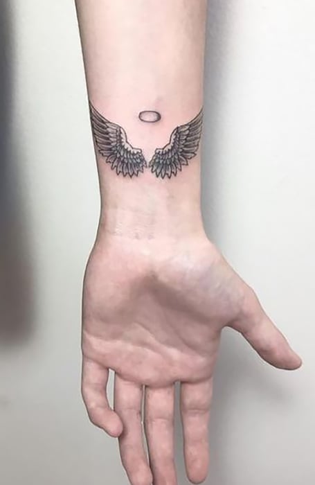 Tatuaje de ala de ángel minimalista