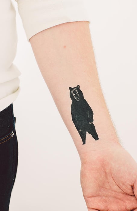 Tatuaje de oso minimalista