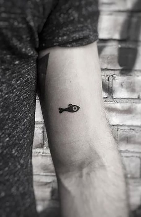 Tatuaje de pez minimalista