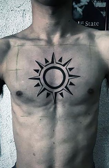 Tatuaje de sol minimalista
