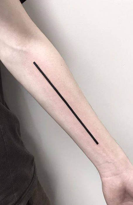 Tatuaje en el antebrazo minimalista