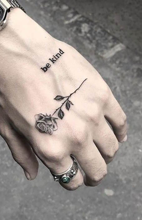 Tatuaje en la mano minimalista