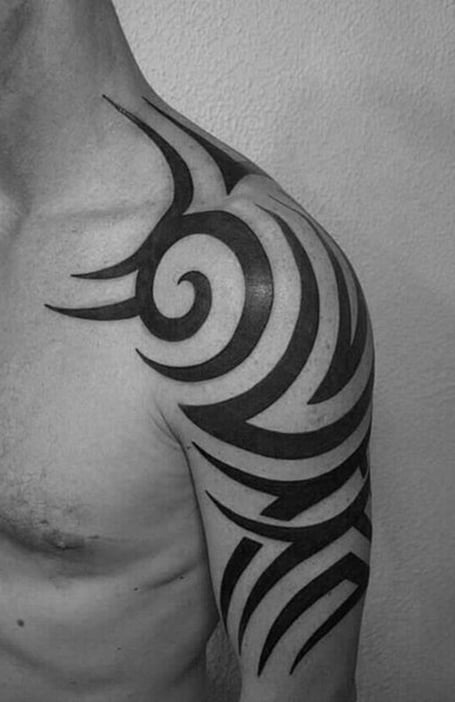 Tatuaje tribal minimalista