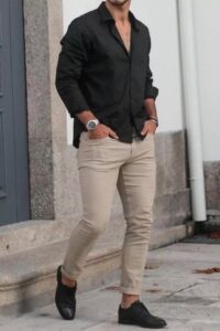 Combinación de camisa negra y pantalón beige