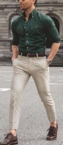 Combinación de camisa verde y pantalón beige