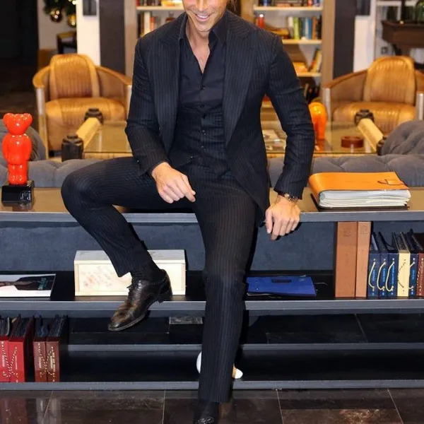 Look casual formal con chaleco negro