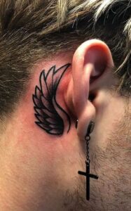 Tatuaje de ala detrás de la oreja hombre