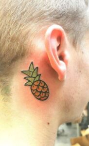 Tatuaje de anana detrás de la oreja hombre
