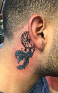 Tatuaje de atrapa sueños detrás de la oreja hombre