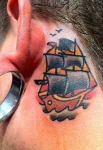 Tatuaje de barco detrás de la oreja hombre