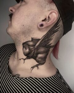 Tatuaje de buho detrás de la oreja hombre