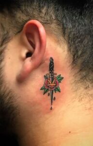 Tatuaje de daga detrás de la oreja hombre