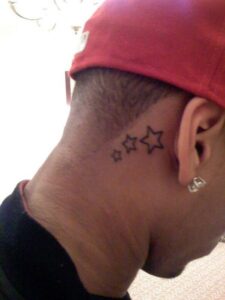 Tatuaje de estrella detrás de la oreja hombre