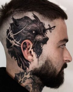 Tatuaje de lobo detrás de la oreja hombre