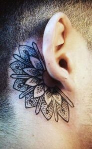 Tatuaje de mandala detrás de la oreja hombre