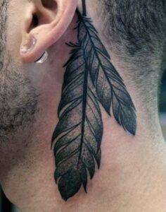 Tatuaje de plumas detrás de la oreja hombre