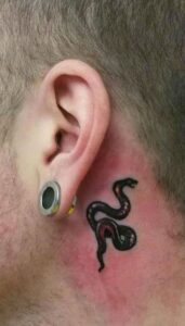 Tatuaje de serpiente detrás de la oreja hombre