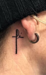 Tatuaje detrás de la oreja hombre