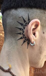 Tatuaje tribal detrás de la oreja hombre