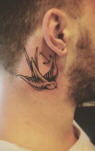 Tatuajes de pajaros detrás de la oreja hombre